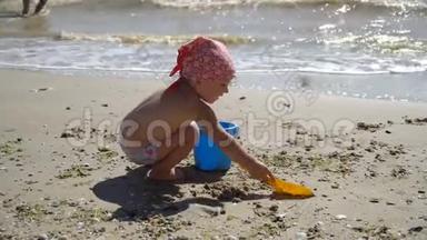 4K观<strong>看孩子</strong>在沙滩上玩快乐的白种人小女孩，<strong>孩子</strong>玩沙玩具